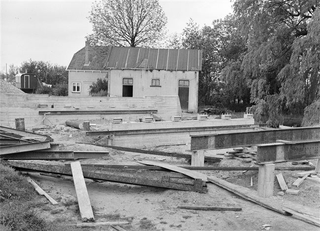 De bouw van het westlandhoofd van de 's-Molenaarsbrug over de Heimanswetering.