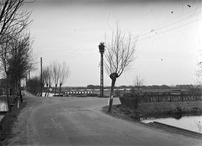 De (drijvende) weg nr. 29 tussen Stolwijk en Bergambacht. De weg loopt hier evenwijdig aan de huidige N207.