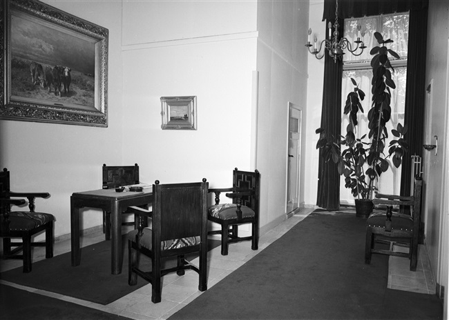 De wachtkamer voor bezoekers met gang op de eerste etage, in het pand aan het Korte Voorhout 1. In dit gebouw was de Provinciale Griffie gehuisvest.