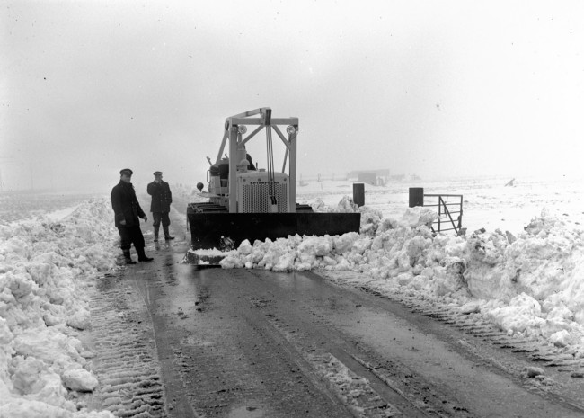 Gladheidsbestrijding door de Provinciale Waterstaat in Zuid-Holland. Kantonniers maken de Klapwijkseweg sneeuwvrij. Een kantonnier deed onderhoudswerk aan wegen.
