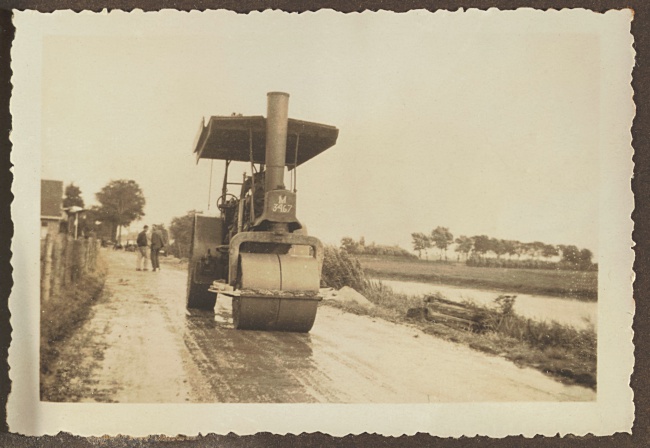Wegverbetering Oud Ade-Nieuwe Wetering met stoomwals, 1932