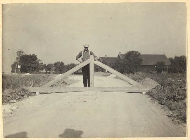 Wegwerker meet de verzakking van de weg bij Brielle, 1929