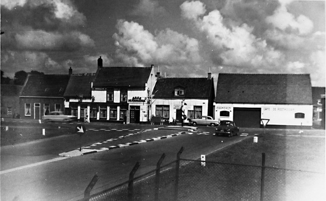 De vernieuwde kruising van de Rijndijk met de Gemeneweg. De Gemeneweg was onderdeel van de provinciale weg nr. 22. Rechts Café De Posthoorn. De foto is waarschijnlijk gemaakt tussen 1950 en 1960.