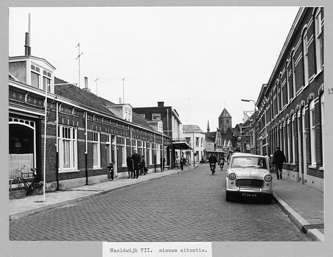 Straatbeeld in Naaldwijk met Oude Kerk, 1960-1969