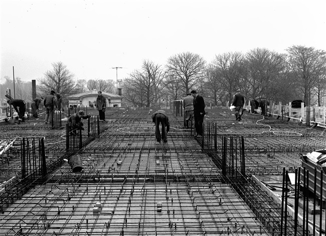 IJzervlechters maken de wapening voor de eerste verdiepingsvloer met de kolommen, van het in aanbouw zijnde provinciehuis.