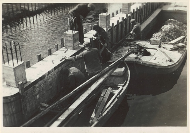 Pijlerbouw Hooghkamerbrug tussen Leiden en Voorschoten, 1947