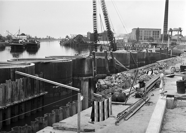 Aanleg van de Nieuwe Veerstal en een loswal in Gouda, 1957
