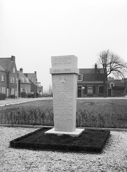 Oorlogsmonument voor gevallen burgers in de Tweede Wereldoorlog. Het monument staat naast de hervormde kerk in Valkenburg (Katwijk).