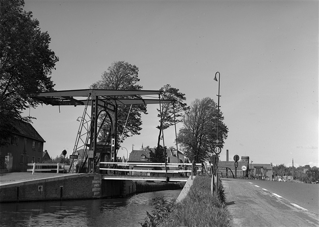 De voormalige Oude Tolbrug over het Rijn-Schiekanaal, beter bekend als de Vliet. In 1956 is de ophaalbrug in de Fonteynenburghlaan vervangen door een basculebrug.