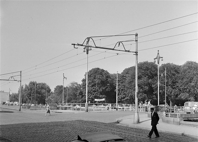 De Koningskade met op de achtergrond het terrein van de voormalige Haagsche Dierentuin.