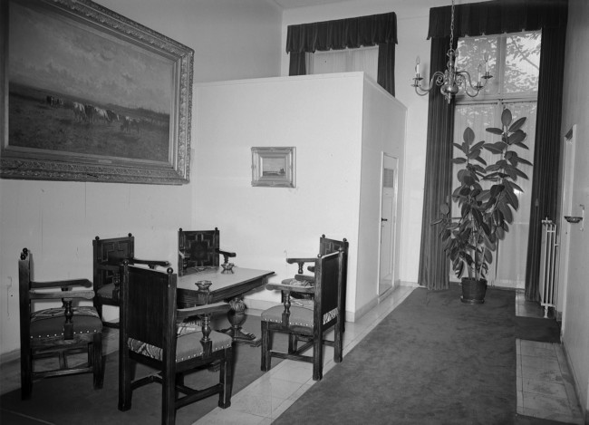 Wachtkamer voor bezoekers. Vanaf juni 1945 waren in dit pand, aan het Korte Voorhout 1, het Provinciaal Bestuur en de griffier gehuisvest.