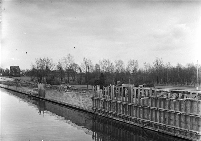 Bij de Oude Tolbrug wordt de oever vernieuwd aan het Rijn-Schiekanaal, beter bekend als de Vliet.