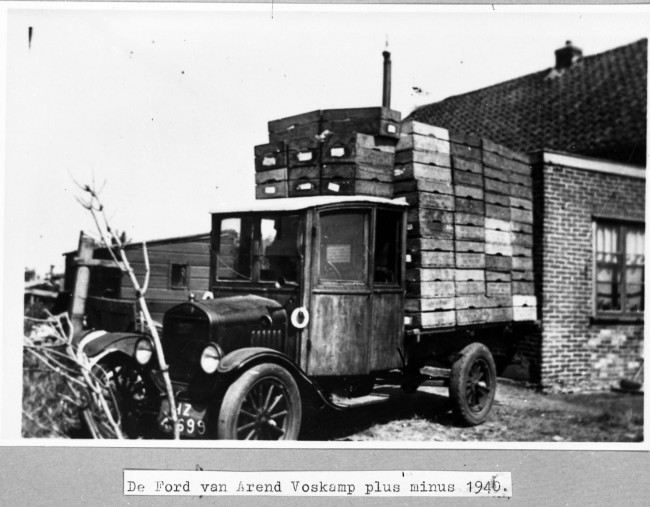 De Ford van Arend Voskamp plus minus 1940. De vrachtauto heeft in de Westlandse tuinbouw de vroegere schuit vrijwel verdrongen.