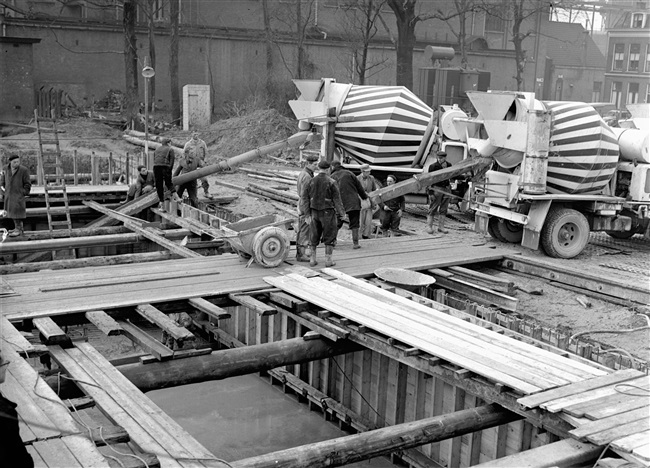 Beton wordt gestort in de bekistingen voor de keldervloer en de wanden van de eerste St. Sebastiaansbrug.