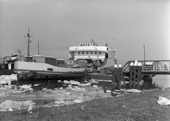 De veerboot Haringvliet, die de veerdienst onderhield tussen Hellevoetsluis en Middelharnis.