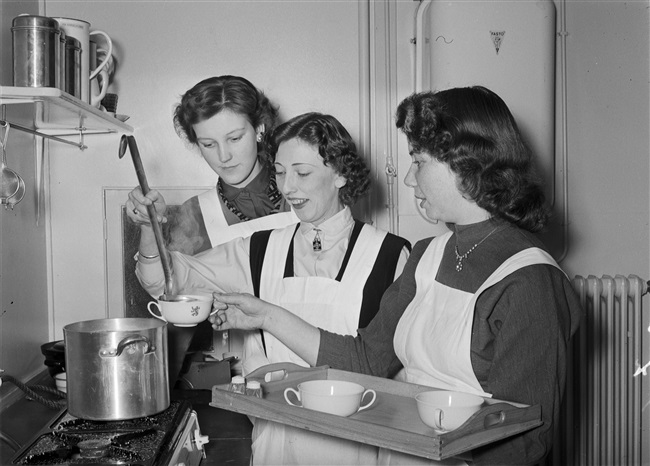 Kantinemedewerksters van het provinciehuis bereiden soep
