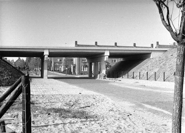 Viaduct van de in aanleg zijnde provinciale weg nr. 1 over de Viaductweg.