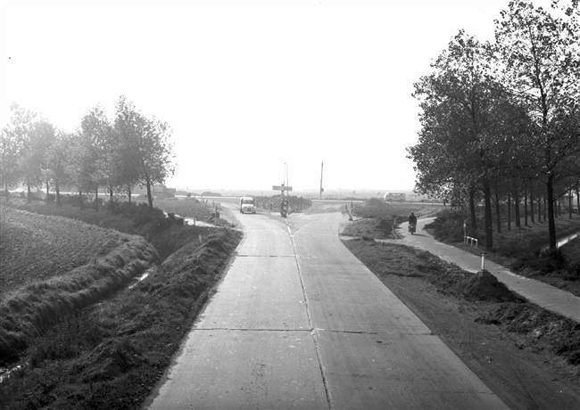 Kruising 'De Lugt' gefotografeerd vanaf de huidige N209. In de verte de Hoogeveenseweg, weg nr. 22: links de huidige N455 richting Boskoop en rechts de huidige N209 richting Benthuizen.