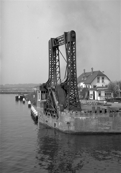 De oude Lammebrug over het Rijn-Schiekanaal wordt gesloopt. De brug wordt vervangen door een grotere verkeersbrug.