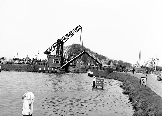 Opening van de nieuwe Lammebrug. De basculebrug over het Rijn-Schiekanaal is onderdeel van de N206 tussen Leiden en Zoeterwoude. Op de voorgrond de oude Lammebrug.