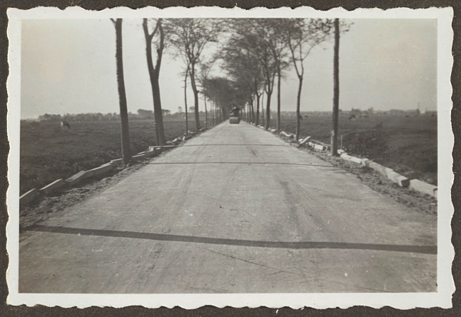 Wegverbetering Leiderdorp-Aardam met wals, 1931