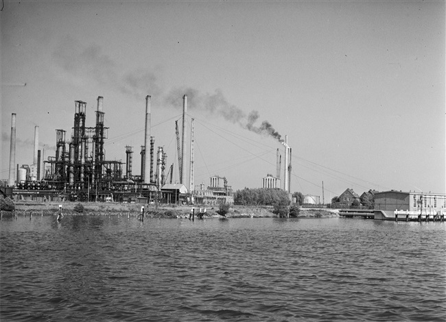 Olieraffinaderijen aan de Vondelingenweg in Rotterdam. Deze foto is gemaakt tijdens een excursie van de Provinciale Staten naar Rotterdam, de Brielse Maas en de Deltawerken.