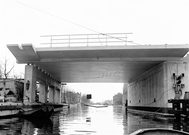 Proefleuning van Sint Sebastiaansbrug in Delft, 1962