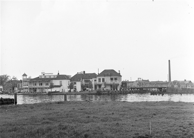 Het hotel-restaurant 's Molenaarsbrug (links) op de hoek van de Heimanswetering en de Oude Rijn.