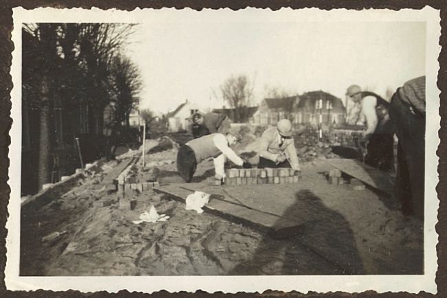 Weg in Nieuwe Wetering krijgt klinkerbestrating, 1932