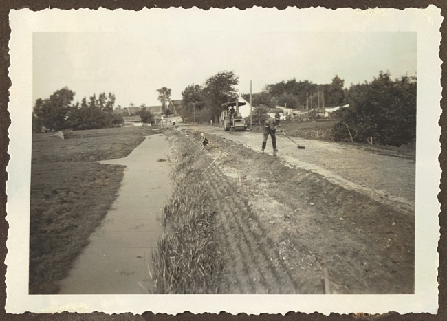 Wegverbetering Oud Ade-Nieuwe Wetering met stoomwals, 1932