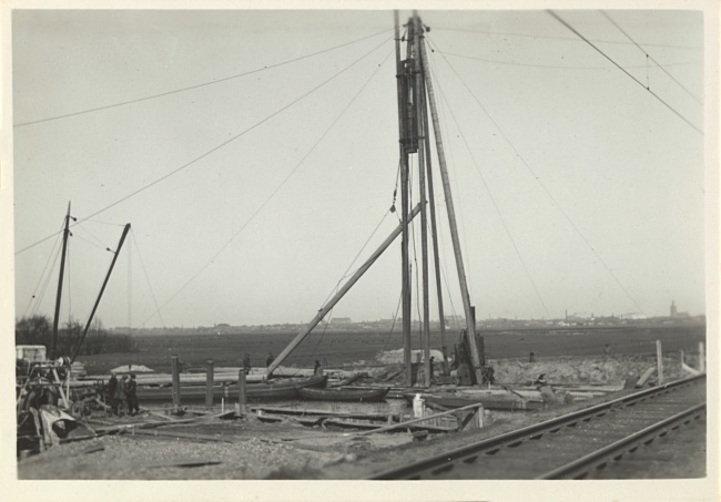 Bouw van Hooghkamerbrug tussen Leiden en Voorschoten, 1947