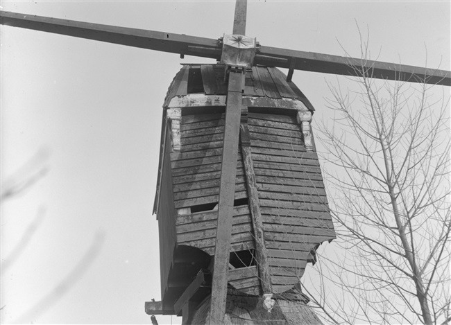 De Kleine Molen aan de Tiendweg in verval. Sinds 1978 is een restauratie voltooid. De molen maalt in circuit.