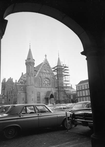 Geparkeerde auto's voor de Ridderzaal op het Binnenhof. De foto is gemaakt tussen 1950 en 1969.