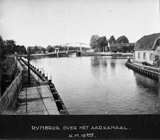 De dubbele ophaalbrug Rijnbrug over het Aarkanaal. De foto is waarschijnlijk gemaakt tussen 1920 en 1950.