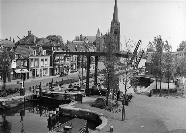 Sluis met twee ophaalbruggen bij het Sluisplein in Leidschendam. De schutsluis in het Rijn-Schiekanaal heeft een doorvaartwijdte van 7 meter. Tussen 1886 en 1887 is deze gebouwd.