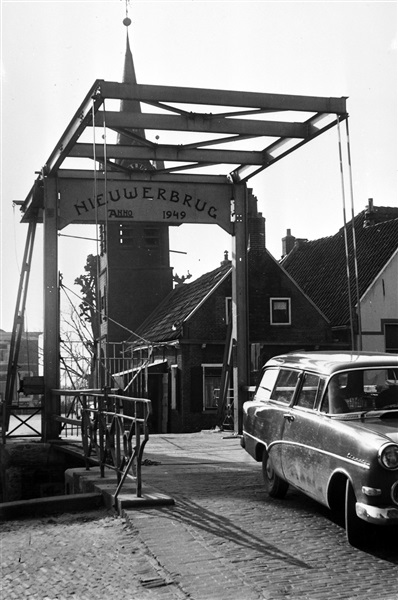 Tolbrug Nieuwerbrug met tolhek over de Rijn, 1967