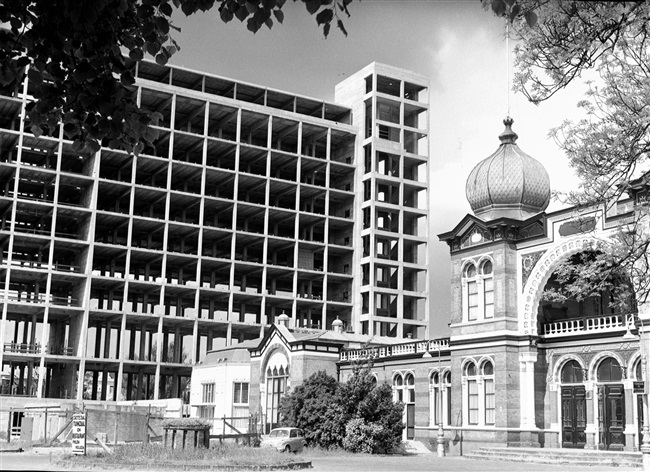 De achtergevel van de hoogbouw van het nieuwe provinciehuis. Rechts het Moorse Paleis (hoofdgebouw) van de vroegere Haagsche Dierentuin dat in 1968 is gesloopt.