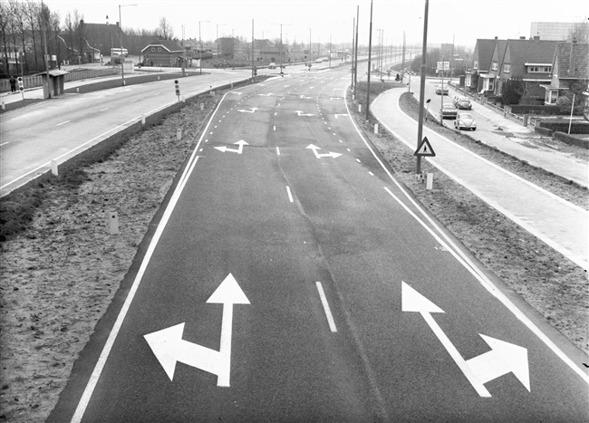 Kruising Groene Kruisweg/provinciale weg nr. 32 met de Rozenlaan en de Stationsstraat in Spijkenisse.