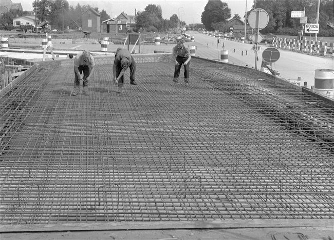 IJzervlechters bij kruising S29/S30 in Bergambacht, 1963