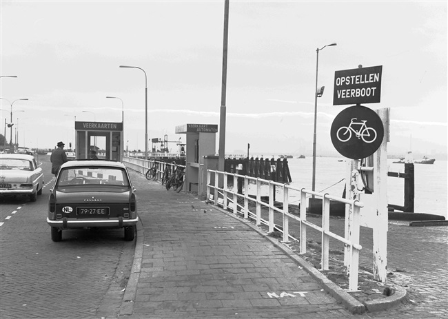 Verkoop van veerkaarten voor pont Maasluis-Rozenburg, 1967