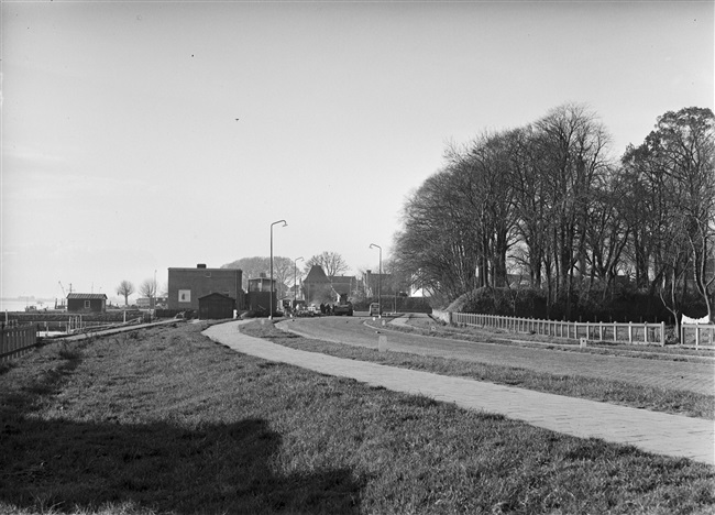De provinciale weg G.J. van Heuven Goedhartweg (N216). In het verlengde daarvan ligt Buiten de Veerpoort.
