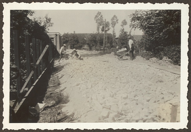 Van Klaverweijdeweg in Hoogmade krijgt stenen fundering, 1933