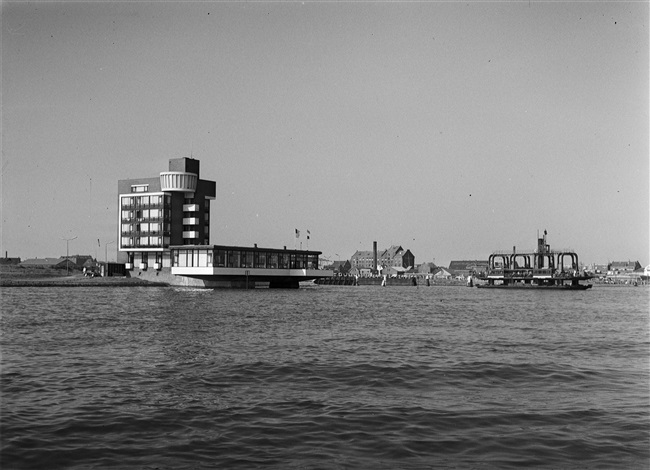 Het Delta Hotel in Vlaardingen, gefotografeerd tijdens een excursie van de Provinciale Staten naar Rotterdam, de Brielse Maas en de Deltawerken.