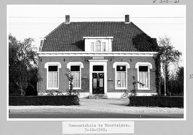 Gemeentehuis aan de Grotewaard 9a in Noordeloos, 1969