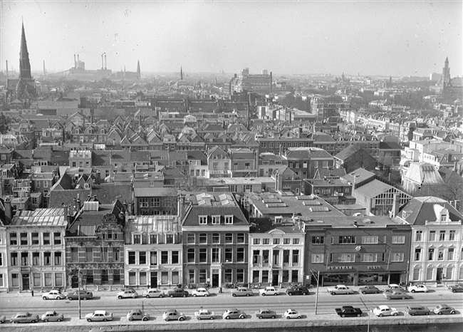 Uitzicht over Den Haag vanaf het voormalige provinciehuis aan de Koningskade. Op de voorgrond de Koninginnegracht.