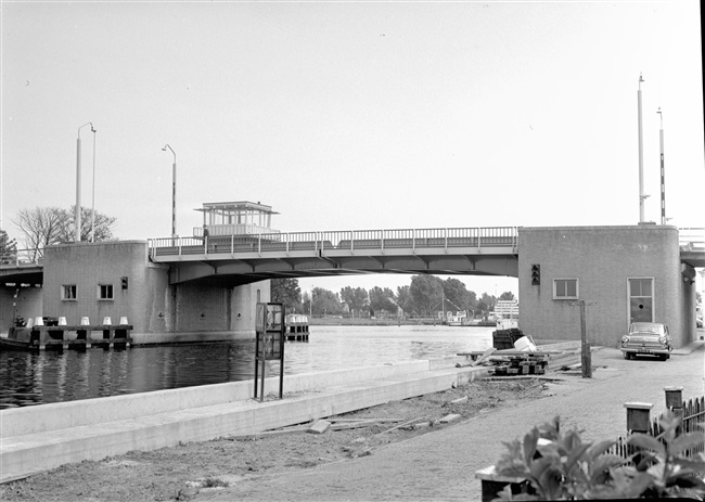 De vernieuwde 's-Molenaarsbrug over de Heimanswetering, een dubbele basculebrug met een doorvaartwijdte van 23 m.