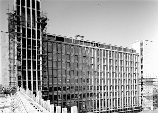 De gemonteerde grijze natuursteen basaltlava aan de achtergevel van de hoogbouw van het nieuwe provinciehuis. Na 1995 is dit gebouw vervangen door nieuwbouw.