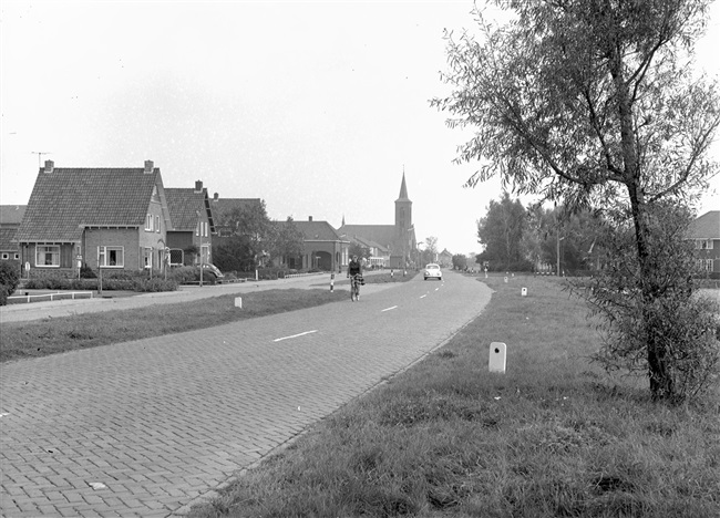 De Beeklaan, provinciale weg nr. 2 (huidige N442), met links de Heilig Hart van Jezuskerk.