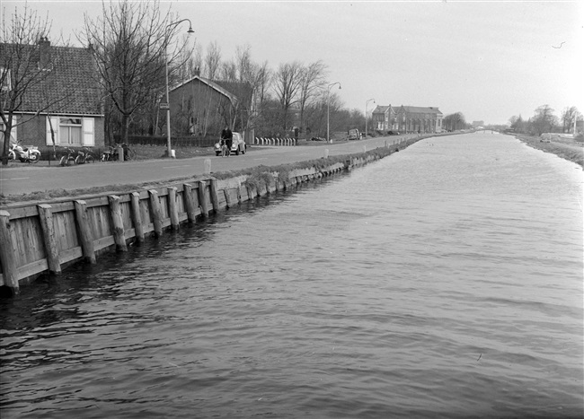 De Gaag. Links de Rijksstraatweg met verderop de voormalige Waterstaatskerk met pastorie en de Schout-Jansbrug. Rechts de Tramkade ter hoogte van Hodenpijl, gezien in de richting van Den Hoorn.