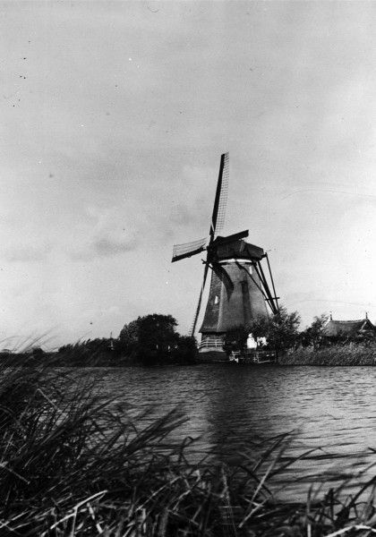 Een achtkante windmolen van Kinderdijk voor het bemalen van de polder.